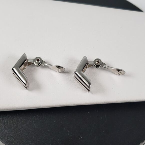 Vintage Signed Monet Architectural Geometric Ribbed Arch Clip On Earrings - Picture 14 of 15